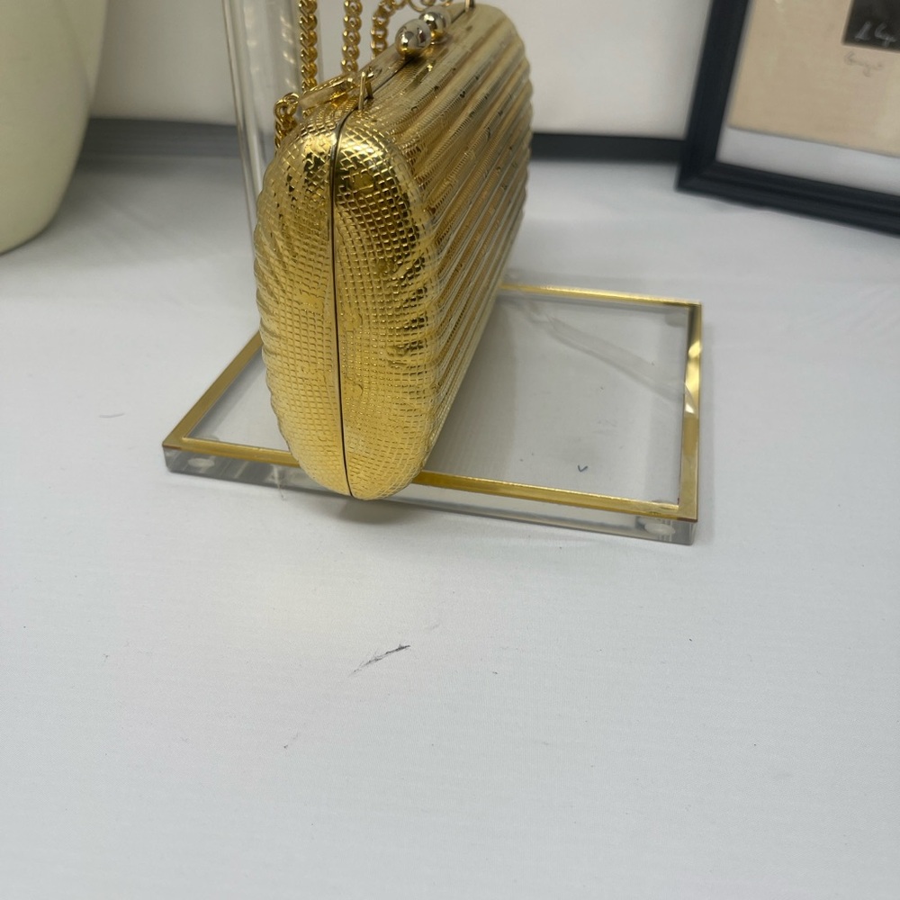 Gold Chain Clutch with 🎀 Accent - Picture 7 of 13
